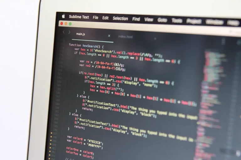 Écran d'ordinateur affichant du code d'un site web dans un éditeur de texte